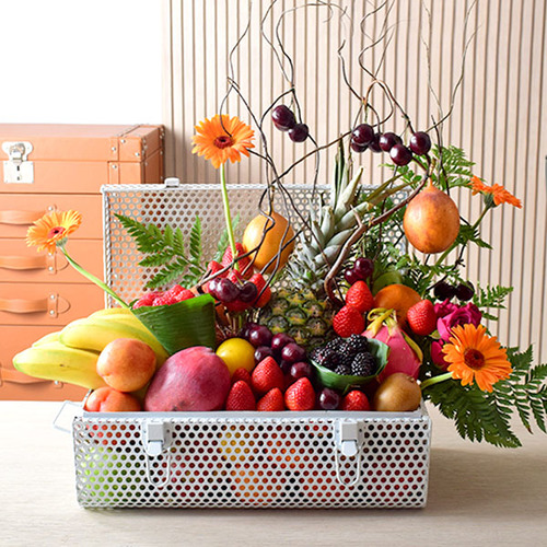 فريش كتور - شخص مميز 9 - Fresh
  mixed fruits on a silver box tray decorated with fresh gerbera and roses
  flowers.