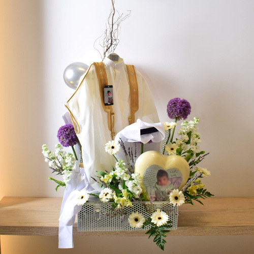 Bisht Gift 1 - Baby
  Boy Bisht Robe cloth with white heart chocolate costumized with photo and a
  decoration of fresh allum, gerbera, matola and astromeria on a silver box.