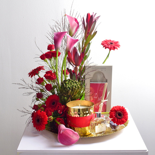 Anta Auomri 8 - golden
  tray with golden scented candles with home perfume, bar of chocolates and a
  decoration of fresh gerberes, baby roses, calla, brunia and safari.