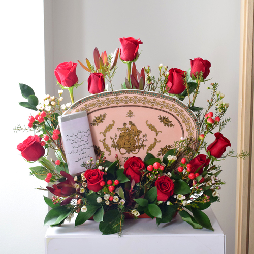 Anta Auomri 11 - ceramic
  romeo and juliet décor plate with a decoration of fresh roses, hypericum and
  wax flower with a bar of chocolates.