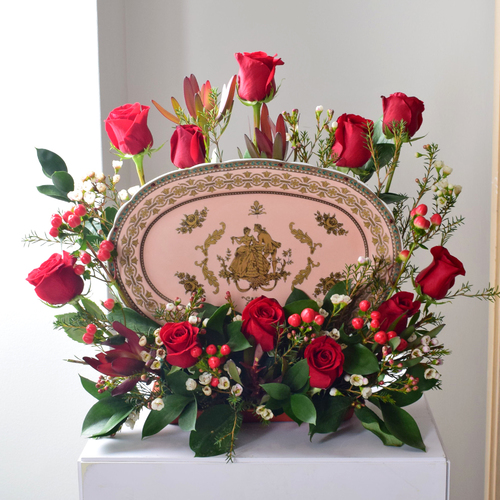 Anta Auomri 12 - ceramic
  romeo and juliet décor plate with a decoration of fresh roses, hypericum and
  wax flower.