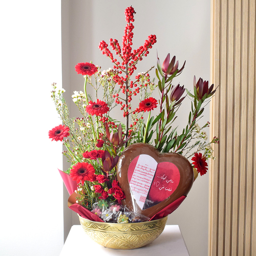 Anta Auomri 14 - golden
  bowl with big heart chocolates, small chocolates and a decoration of fresh
  gerbera, baby roses, hyperecum and wax flowers.