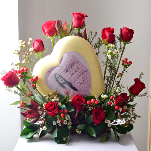 Anta Auomri 21 - big
  heart chocolate with a centerpiece of fresh roses, hypericum, wax flowers,
  safari and greens.