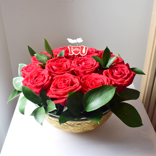 Fresh Couture - Anta Auomri 32 - gold
  color tray with fresh resd roses and accessories.