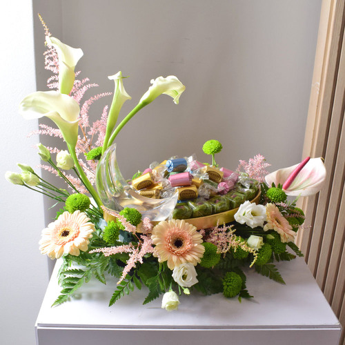 Me & You 29 - gold
  color tray with chocolates and a decoration of fresh calla, gerbera,
  chrysant, lisianthus, antorium and astilbe flowers.