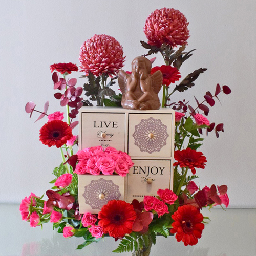 Live, Enjoy, Love 3 - Wood
  Box with chocolates (Angel Chocolate) and fresh Gerbera, baby roses and Deco
  Peonia.