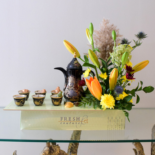 Dallah & Fengan - Ceramic
  Gold Plated Dalah set with 6 pcs of cups on a tray decorated wih fresh
  lilium, chrysanthimum, erynguem, with artificial flowers & chocolates.