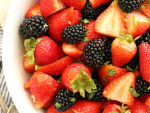 Assorted Berry Salad ( 1 measurement) - Pyrex ( good for 6 to 8 person)