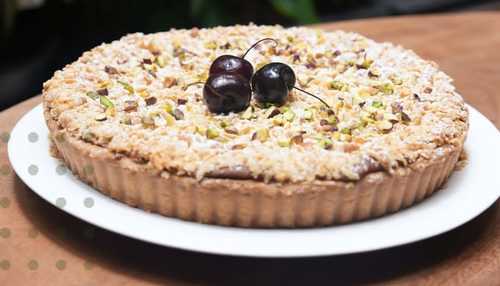 Crunchy Tart with Pistachio and Cherry - Good for 8 persons and serve with custard sauce on the side