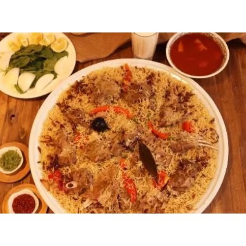 Biryani Cashew Sudani Meat Tray - Biryani meat cashew tray Served with whole service vegetables, maabouj, potato broth and daqoos broth