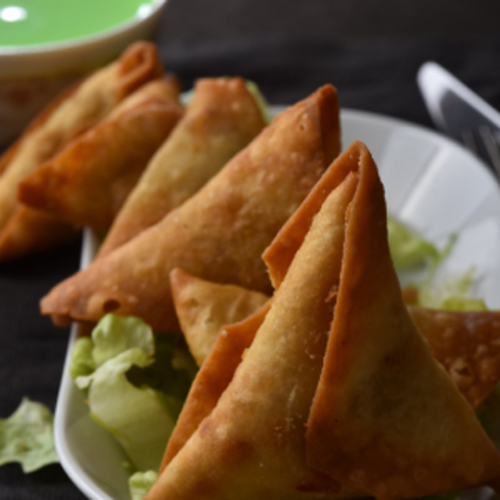 Mini Vegetables Samosa - 6 pcs of samosa with green special sauce.