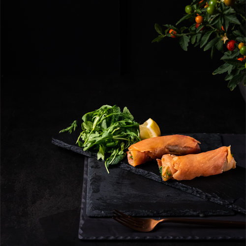 رول السلمون المدخن - سلمون مدخن ملفوف مع سلطة مشكلة (سبانخ صغير ، جرجير صغير ، شمنت و صويا صوص حار