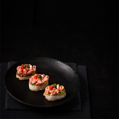 ارز محمص مع تونة - ارز محمص يقدم مع تونة وافوكادو ممزوجة بصلصة مميزة