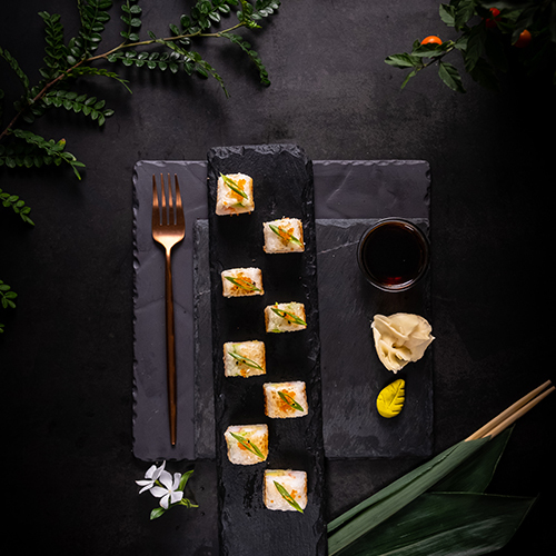 ارز كرسبي رول - ارز كرسبي رول- افوكادو, قبقب, تمبورا ربيان, تقدم مع صلصة خاصة