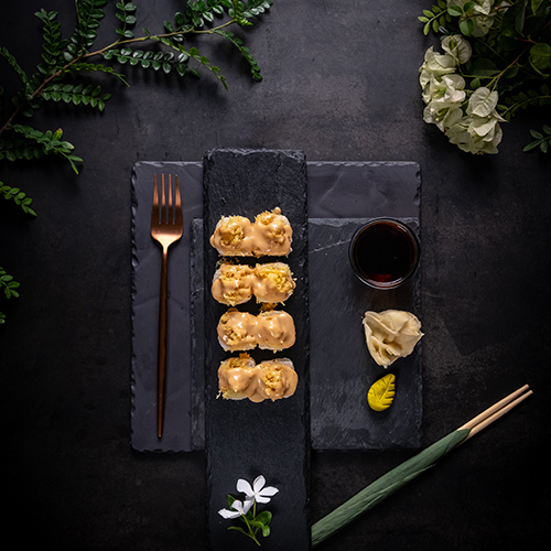 هومبا أورا - هومبا أورا روبيان تمبورا مع قبقب ملفوف مع ورق الأرز ومغطى بطبقة من الصلصة الخاصة