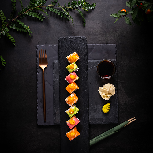 رينبو ماكي - ربينبو ماكي -  قبقب, افوكادو, خيار, مغطى بطبقة من السالمون, تونا, ربيان مع  صلصة القيقب المميزة