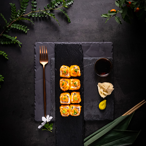 كاليفورنيا سموكي - سالمون مدخن , كراب ,افوكادو , مانجا , خيار , كافيار , بصل اخضر سيويد