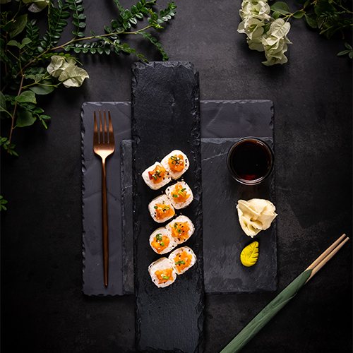 سبايسي السالمون المدخن رول - السالمون المخن , خيار و السمسم , البصل الأخضر