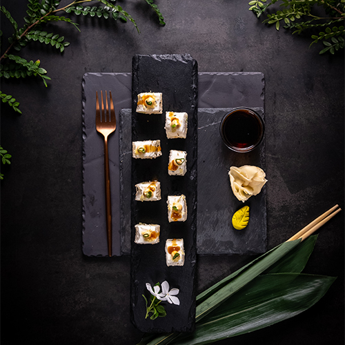 سول ماكي - ربيان تمبورا, افوكادو, تقدم بطبقة من جبنة الفيلادلفيا مع صوص الترياكي والسبايسي مايو