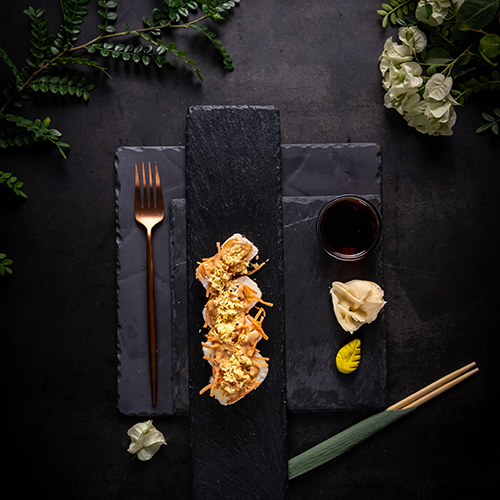 سبيشال هومبا أورا - روبيان تمبورا مع قبقب ملفوف بورق الأرز مغطى بطبقة من الكرسبي والقبقب المقرمش يقدم مع صلصة الخاصة