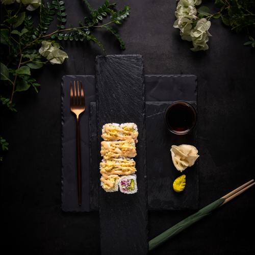 فيجي ماكي - خيار، افوكادو، ملفوف احمر، ملفوف ابيض، جزر تقدم رقائق مقرمشة و صوص هومبا