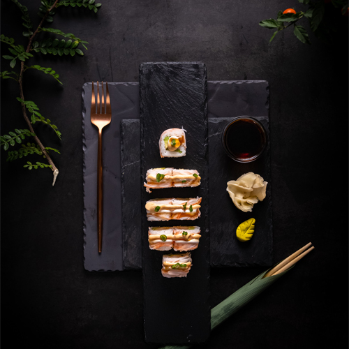 يام يام ماكي - يام يام ماكي -  ربيان تمبورا, افوكادو, خيار, كراب&nbsp; جبنة فيلادلفيا مغطى بالكرسبي مع مزيج الصوص المميز