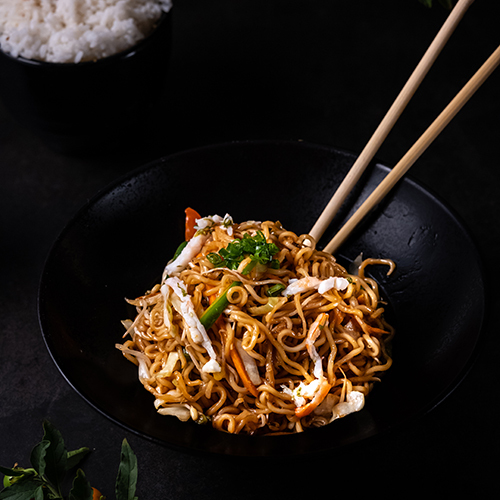 ياكي سوبا بالروبيان - ياكي سوبا بالروبيان ياكي سوبا نودلز مع الروبيان ، بصل، جزر ،فلفل أخضر واحمر مع ملفوف وفول الكرنب