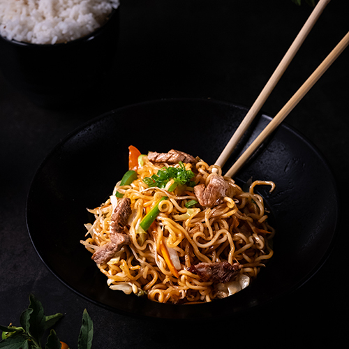 ياكي سوبا باللحم - ياكي سوبا باللحم البقري مارو أودون نودلز مع اللحم البقري ، بصل، جزر فلفل أخضر واحمر مع ملفوف وفول الكرنب