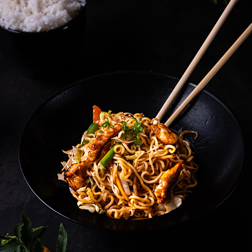 دجاج ياكي سوبا - دجاج ياكي سوبا - دجاج مع ياكي سوبا نودلز ، بصل، جزر ، فلفل أخضر واحمر مع ملفوف