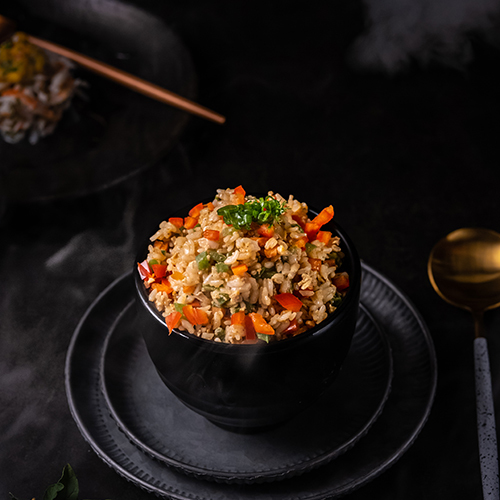 أرز مقلي مع الخضراوات - أرز مقلي مع الخضراوات بصل، جزر ، فلفل أخضر واحمر مع البيض