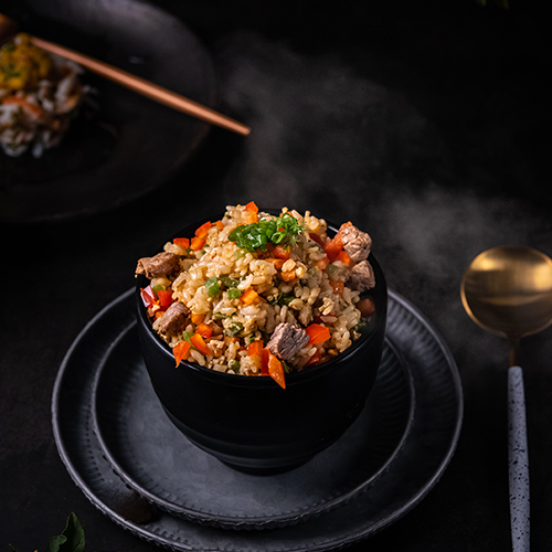 أرز مقلي مع للحم البقر - أرز مقلي مع اللحم - البقري لحم بقري ، بصل، جزر ، فلفل أخضر واحمر مع البيض