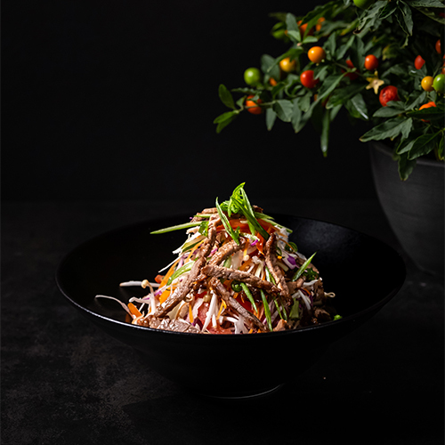 سلطة طوكيو بيف - سلطة طوكيو بيف لحم العجل المتبل و المشوى و يقدم مع براعم الفاصوليا . الجزر. الخيار . الطماطم . النعناع . البصل الأخضر وتقدم مع صلصة التومكا