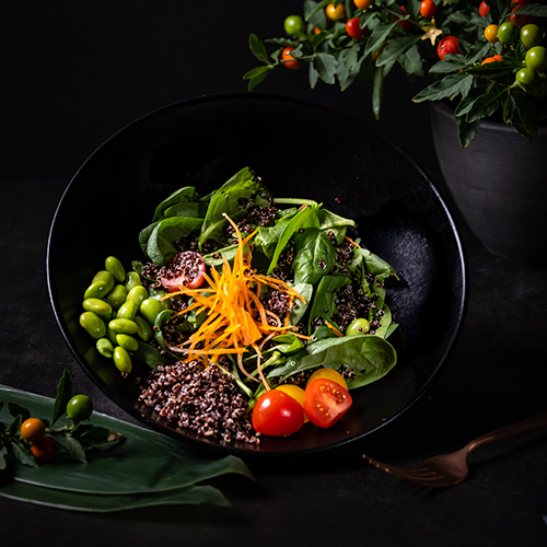 سلطة الكينوا - كينوا ، سبانخ صغيرة ، طماطم كرزية ، ادامامي مع صلصة البلسميك