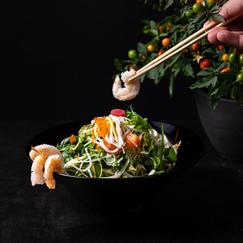 سلطة فواكه البحر - تونة ، سلمون ، جمبري مع سبانخ صغير ، جرجير ، خس ، شبت ، صلصة سلطة ومايونيز حار