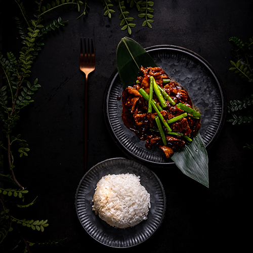 لحم منغوليين - لحم مع بصل اخضر بالطرقة المنغولية يقدم مع ارز ابيض