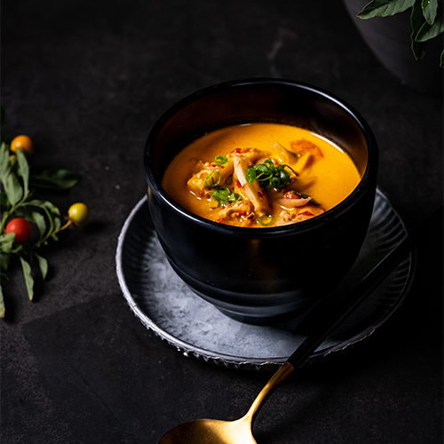 شوربة توم يام - روبيان ، ليمون ، زنجبيل تايلاندي ، طماطم كرزية ، أوراق ليمون ، فلفل تايلاندي و أوراق كزبرة