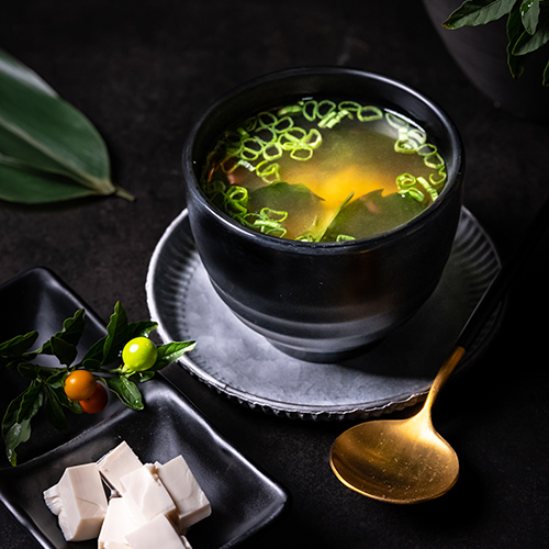 شوربة ميسو - شوربة ميسو- خليط الميسو مع التوفو يقدم مع واكامي الأعشاب البحرية والبصل