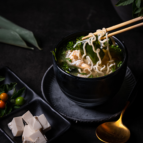 شوربة فواكه البحر - شوربة فواكه البحر- ياكي سوبا نودلز مع الروبيان ،قبقب ، يقدم مع الجزر وكعك السمك