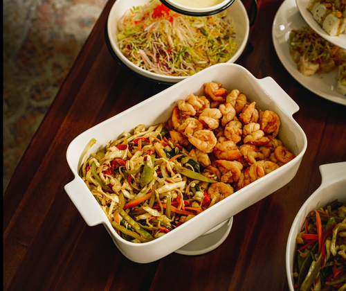 جراند تيبناياكي روبيان - جمبري مطهو على الطريقة التيبانياكي بأناقة، مصحوب بمزيج ملون من الخضار المقليّة. تفسير حديث للمأكولات اليابانية، مثالي لإضافة لمسة من الأناقة إلى أي تجمع. 
 (*مناسب تمامًا لتقديمه لـ 5 إلى 7 ضيوف.*)