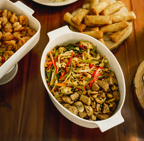 جراند تيبنياكي لحم - لحم بريميوم مشوي بأناقة على الطريقة التيبانياكي، مصحوب بمزيج ملون من الخضار المقليّة. مثالي لإضافة لمسة من الأناقة إلى أي تجمع.
 
 (*مناسب تمامًا لتقديمه لـ 4 إلى 6 أشخاص.*)