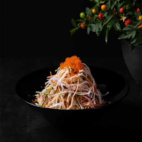 سلطة كرنشى كراب - سلطة كرنشى كراب قبقب . خس . ملفوف أبيض وأحمر . خيار . جزر . الكافيار و تقدم مع صوص الوسابي المايو مغطاه بالكرسبي