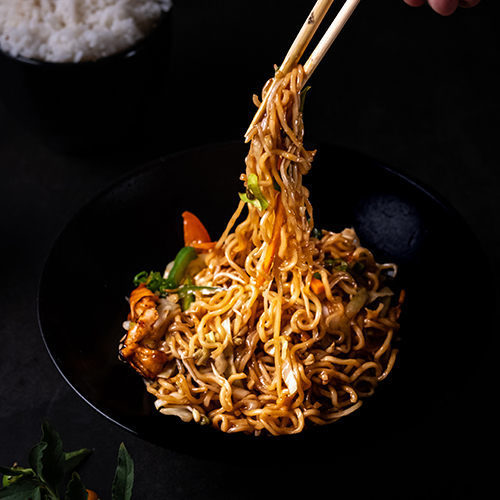 نودلز الخضراوات ياكي سوبا - ياكي سوبا الخضراوات ياكي سوبا نودلز ، جزر ، بصل، جزر ، فلفل أخضر واحمر مع ملفوف وفول الكرنب