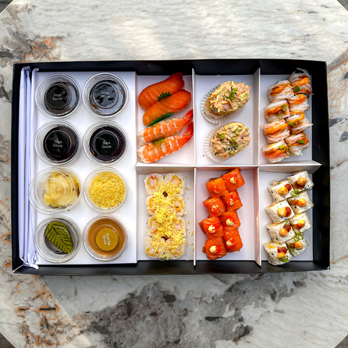 مكس بلاتر - تشكيلة من ألذ الأطباق في بلاتر واحدة بتقديم مميز. يحتوي على قطعتين من كريسبي السالمون رايس، قطعتين سالمون سوشي، قطعتين شرمب سوشي، وأربعة أنواع من الماكي: داينامايت، سول، سو، وهمبا.
الاختيار المثالي للمشاركة.