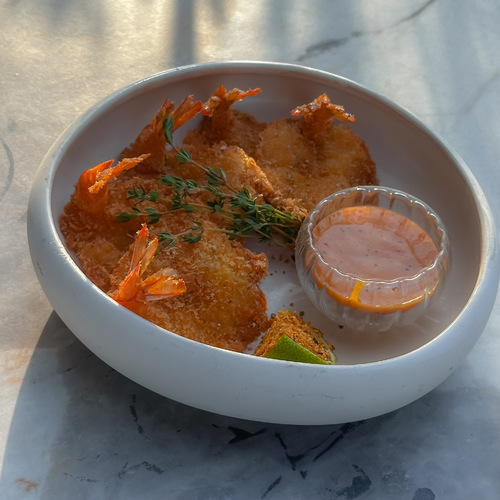 شرمب بترفلاي - شرمب مغطى بالبقسماط ومقلي، يُقدم مع صوص خاص