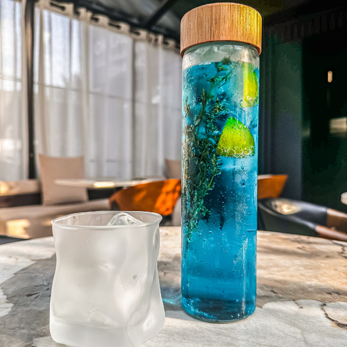 بلو اوشن - بلو أوشن
مزيج منعش من الليمون يقدم مع اوراق الزعتر.