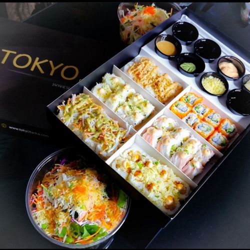 نيوير بلاتر - طبق راس السنة يقدم ست انواع من الماكي (48 قطعة ) 
سبيشال همبا 
ناجنوجا ماكي 
سول ماكي 
ديسكفري ماكي 
يام يام ماكي 
كاليفورنيا ماكي 
نوعين سلطة 
فولكينو سلطة 
كرسبي كراب سلطة