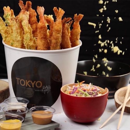 بوكس التمبورا - قطع ربيان تمبورا , 5 قطع ربيان تمبورا مع زعتر , 5 قطع روبيان مع بقسماط . يقدم مع 4 انواع صوص و سلطة5