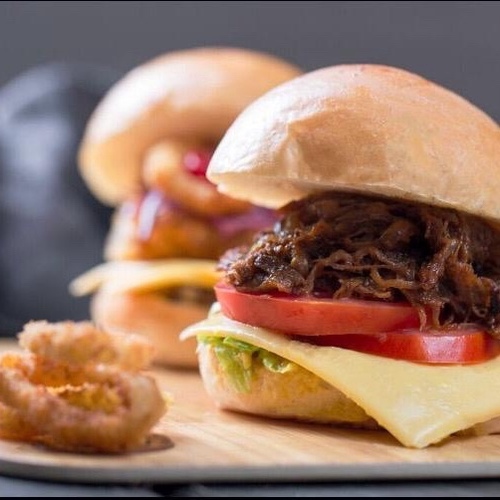 شورت ربس برجر - شورت ربس برجر - شورت ربس مع خلطة العسل والباربيكيو ,جبنة شيدر , طماطم , خس , البصل المكرمل و الصلصة الخاصة