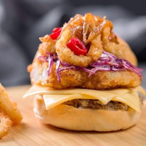 طوكيو برجر - طوكيو برجر مأكولات البحرية - خليط الماكولات البحرية الكلاماري و الروبيان , طماطم , بصل فلكس , ملفوف احمر  والصلصة الخاصة