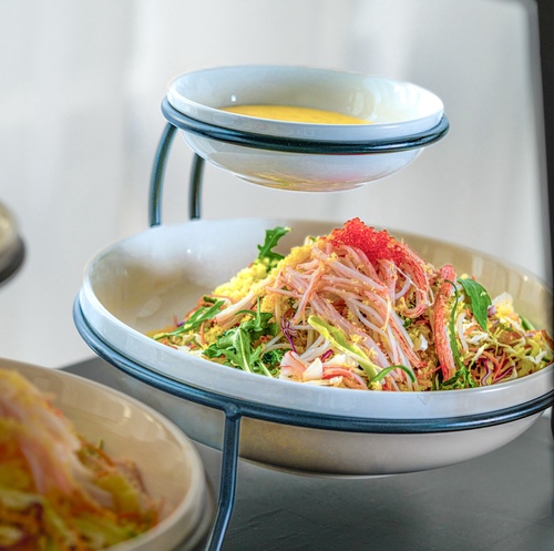 جراند كرسبي كراب - جراند الكراب االمقرمشة ، تتميز بالكراب ، خس آيسبرغ، ملفوف أبيض وأحمر، خيار، جزر، توبيكو، ومغطاة بصلصة المايونيز بالواسابي ومزينة بقطع مقرمشة. طازجة، مقرمشة، ومليئة بالنكهات، هي تجربة متطورة لا تُضاهى.